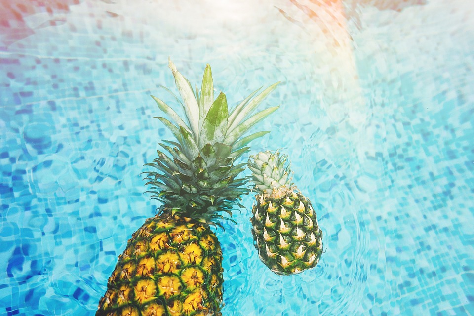 Ananas dans une piscine chauffée