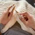Femme tricotant un plaid en laine