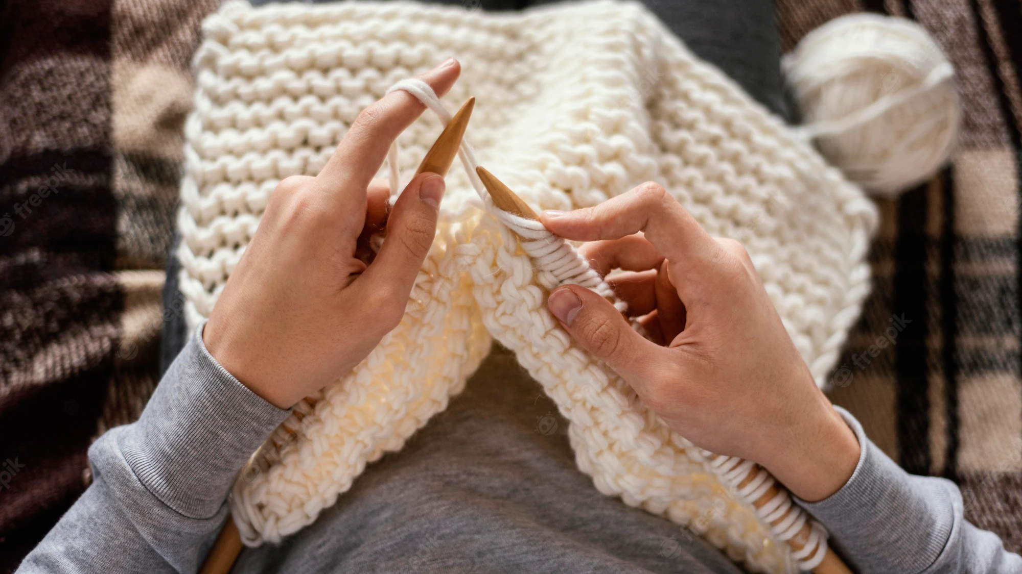 Femme tricotant un plaid en laine