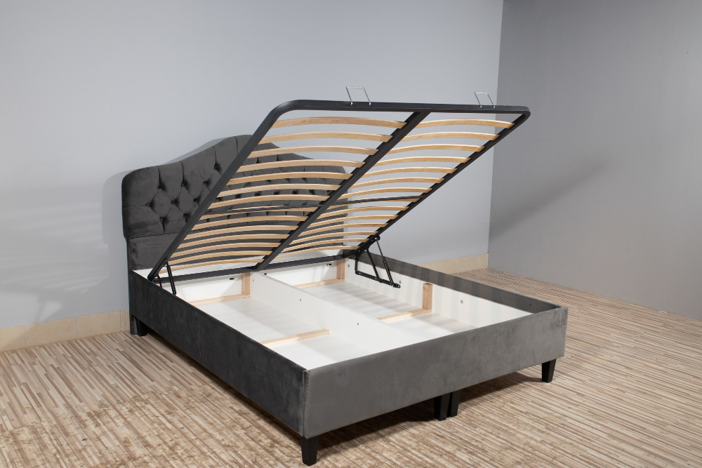 Un lit avec rangement sous le matelas