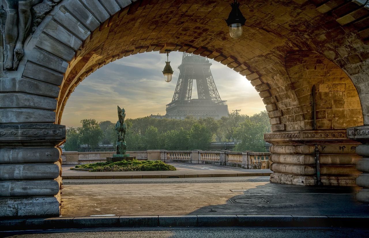 Un pont à Paris, avec vue sur la tour Eiffel