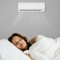 Femme qui dort avec climatisation