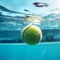 Balle de tennis dans une piscine