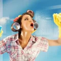 Femme lavant vitre de douche