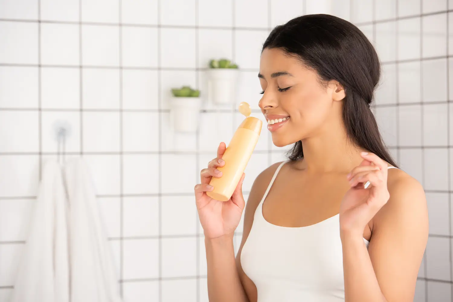 Femme sentant un shampooing