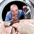Homme regardant sa machine à laver