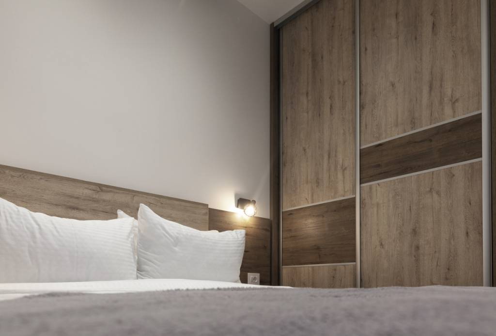 Rangements petite chambre aménagement placard rail porte coulissante armoire meuble maison mobilier étagères